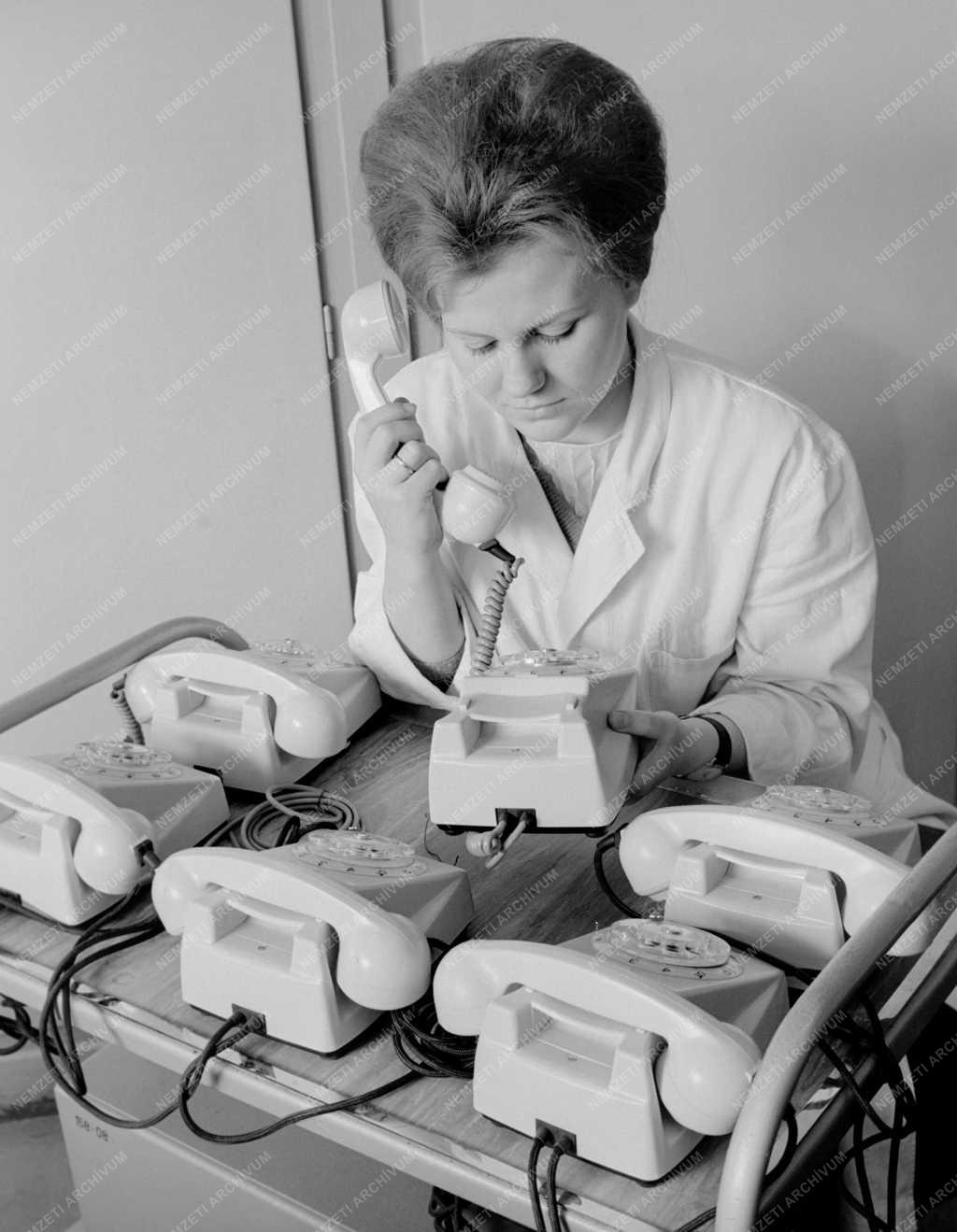 Ipar - Elektrotechnika - Modern telefonkészülékek a Telefongyártól 