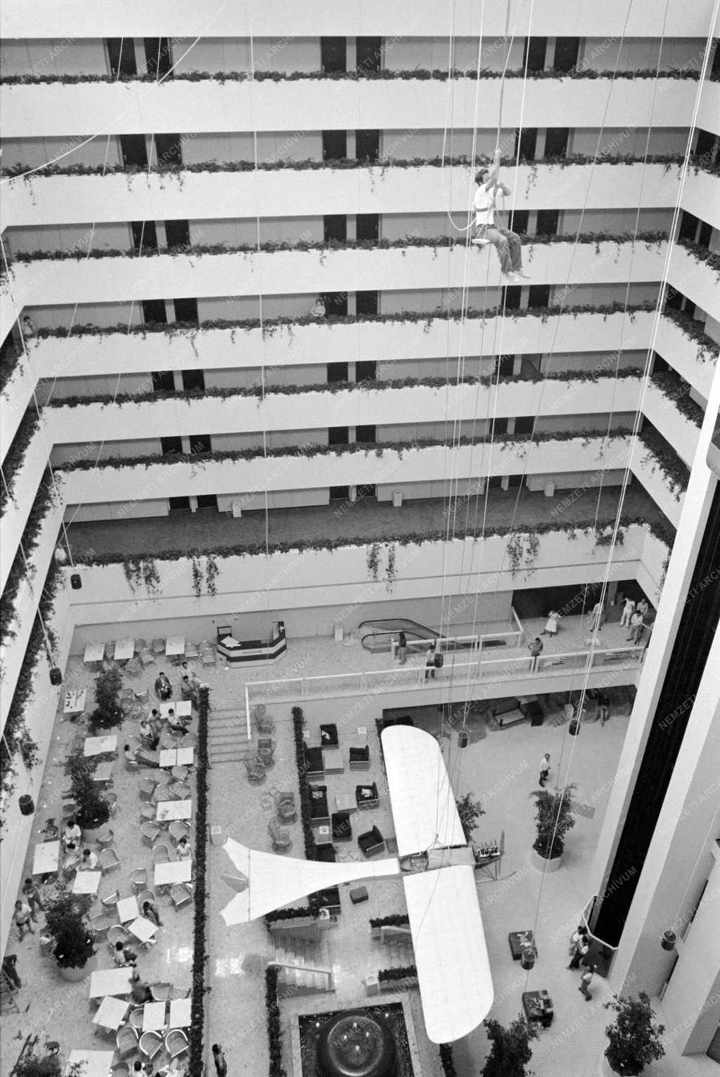 Életkép - Szállodaipar - Repülőgép az Atrium Hyatt Budapes