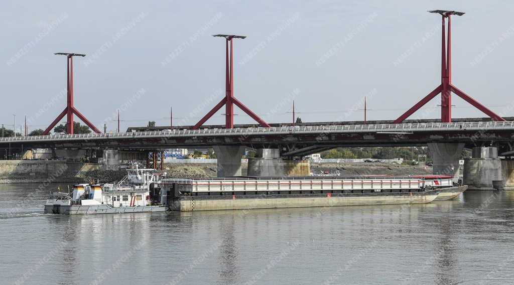 Közlekedés - Budapest - Tolóhajó  a Dunán