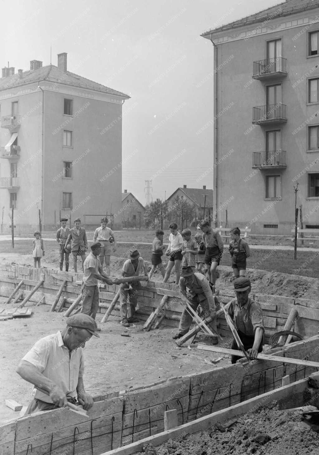 Társadalom - Képek a Béke úti lakótelep életéből