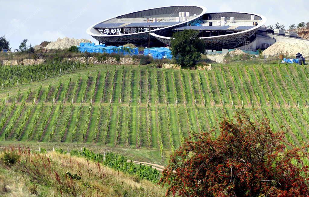 Tájkép - Rátka - Ultramodern pincészetet épít a Sauska Borászat Tokaj-Hegyalján