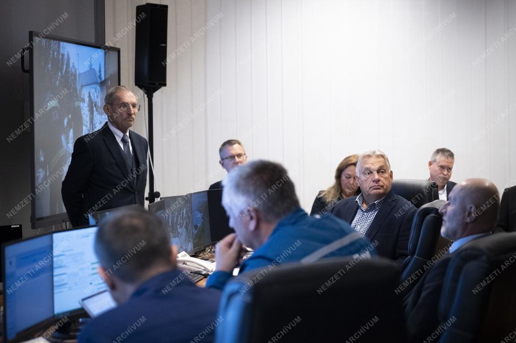 Árvíz - Orbán Viktor vezetésével ülést tartott az árvízvédelmi operatív törzs