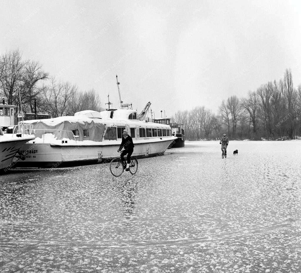 A jég fogságában - Telelnek a hajók