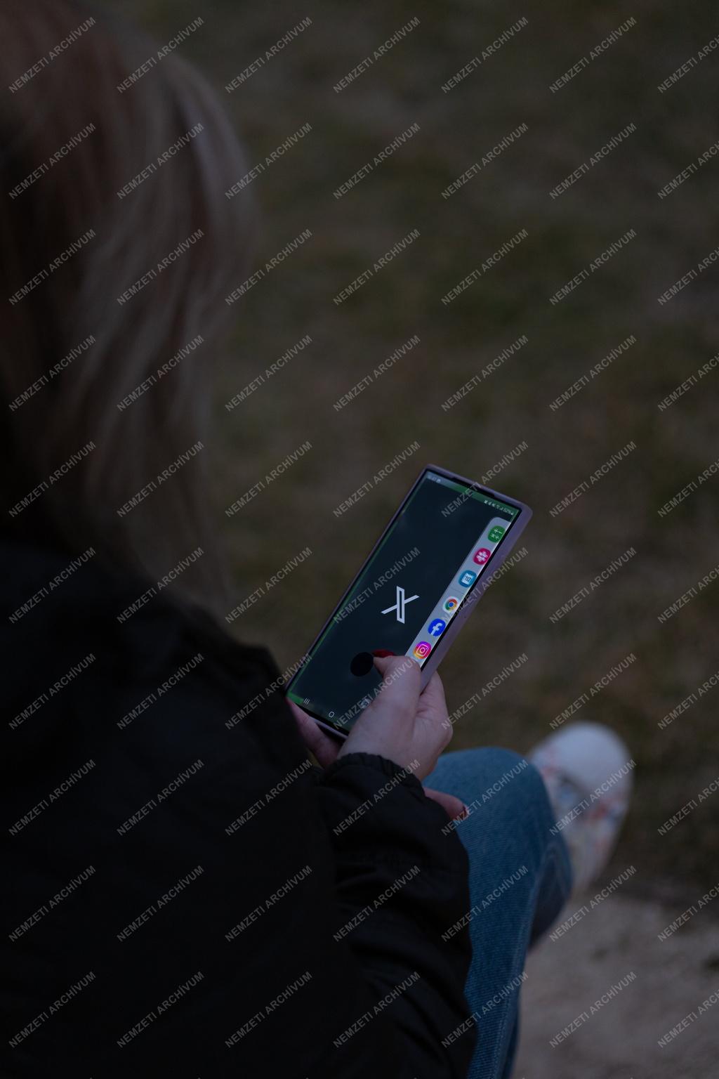 Tömegtájékoztatás - Közösségi média - Mobiltelefon