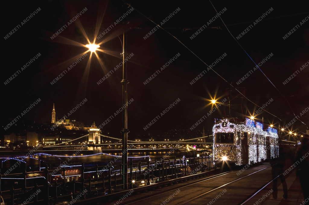 Közlekedés - Budapest - Karácsonyi fényvillamos