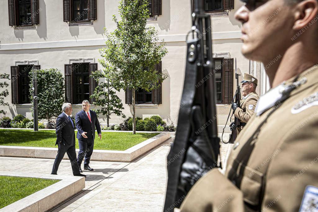 Orbán Viktor a portugál miniszterelnökkel tárgyal 