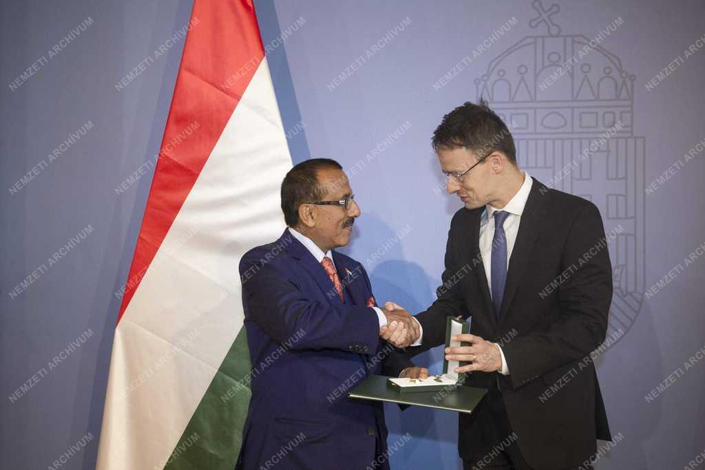 Szijjártó Péter kitüntést adott át Halaf Ahmad al-Habtúr dubaji üzletembernek