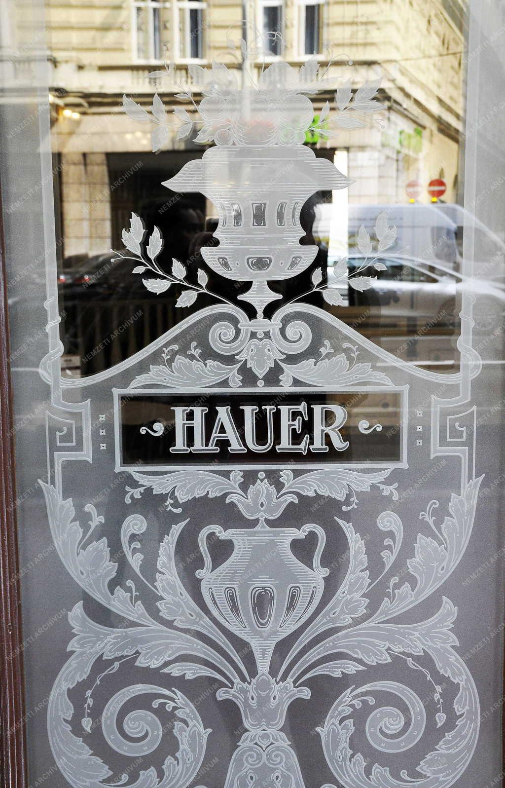 Vendéglátás - Budapest - Újra kinyitott a Hauer cukrászda 