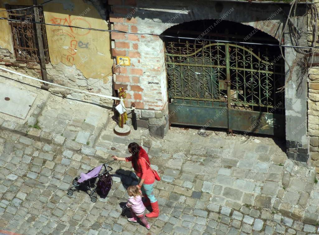 Zsáner -  Budapest - A Gül Baba utcában