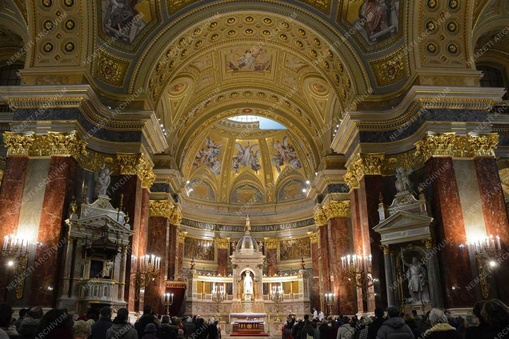 Vallás - Budapest - Mise a Szent István Bazilikában