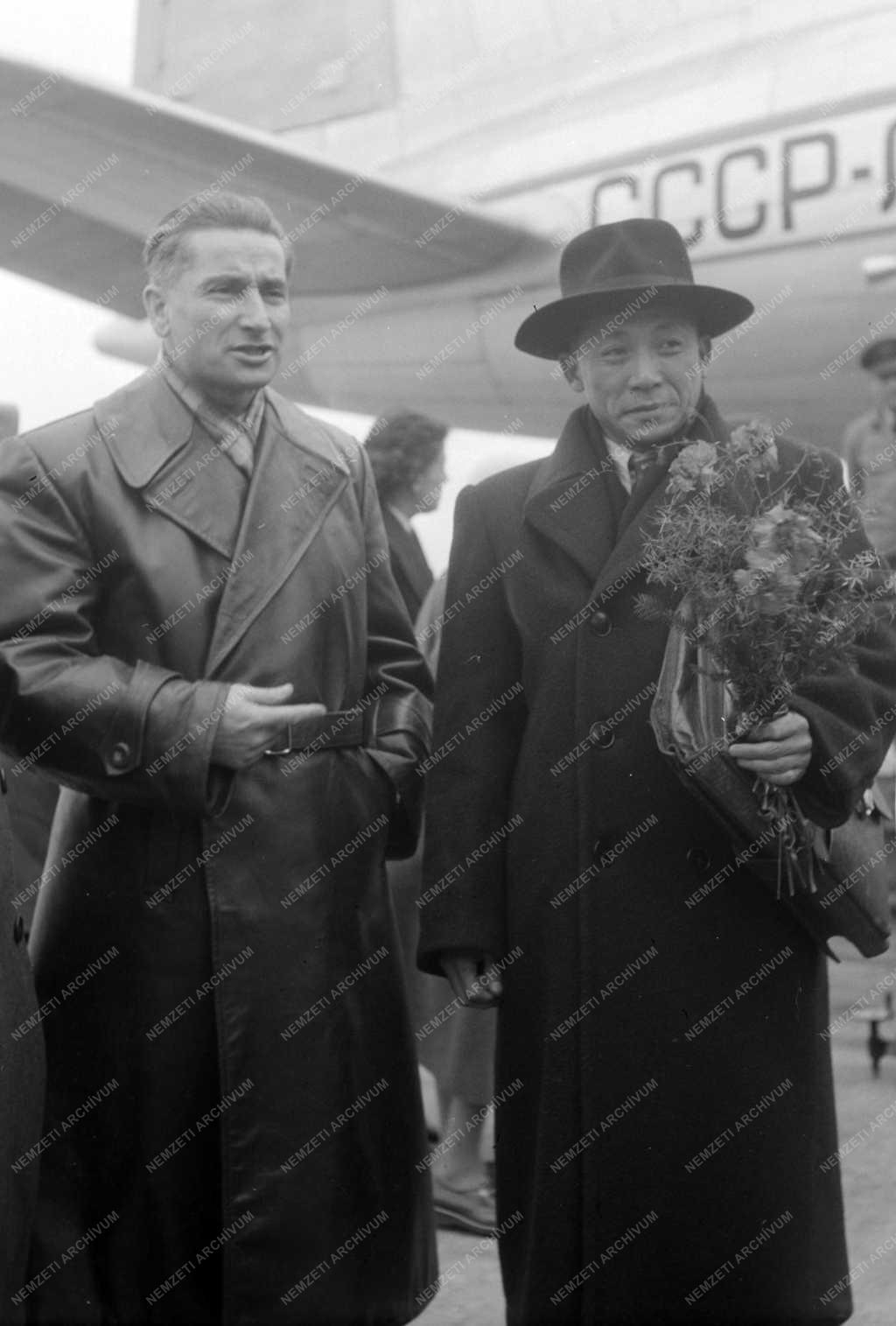 Külkapcsolat - Zu In Sen a SZOT XIX. kongresszusára érkezik