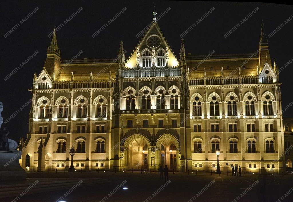Városkép - Budapest - Országház esti kivilágításban
