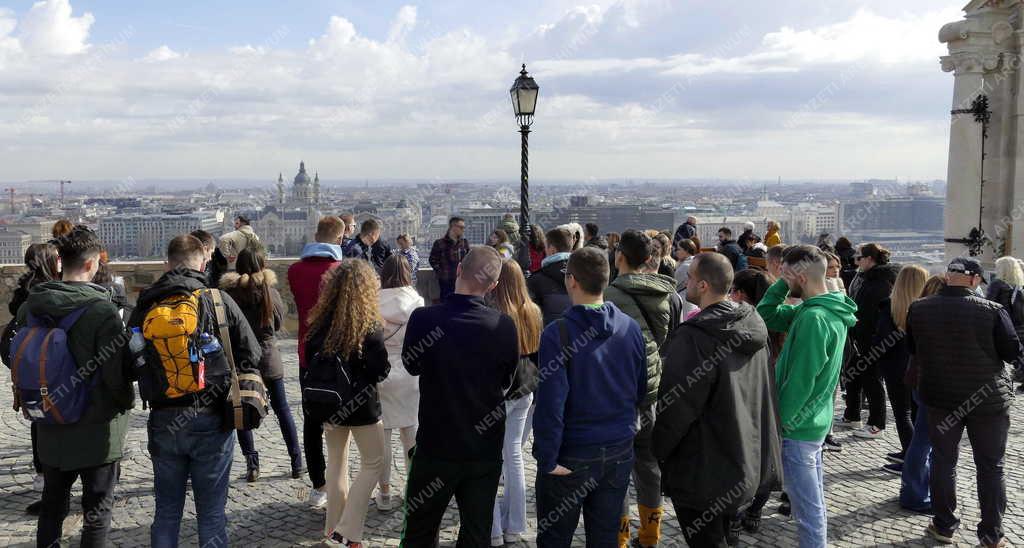 Idegenforgalom - Budapest - Turisták a Budai Várban