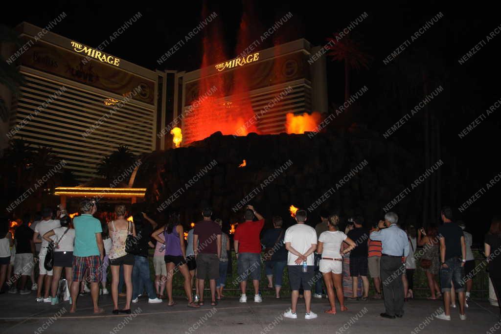 Kultúra - Showműsor a The Mirage hotel előtt Las Vegasban