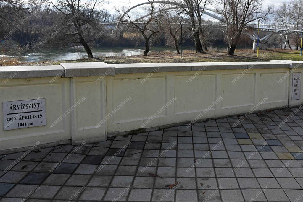 Árvízvédelem - Szolnok - Új támfal