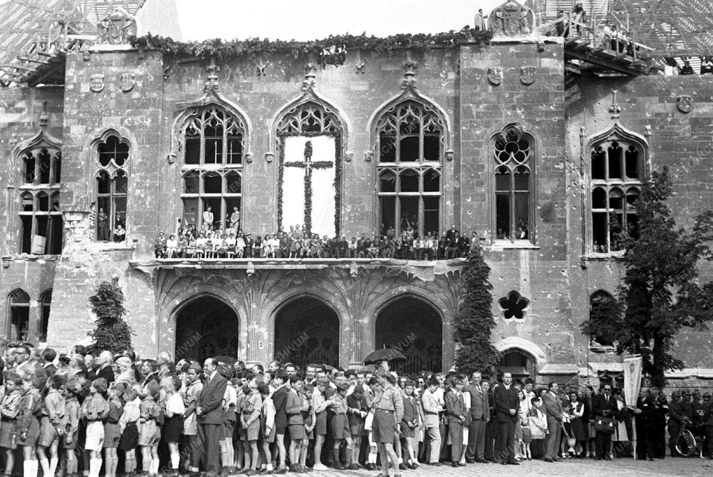 Vallás - Körmenet a budai Várban