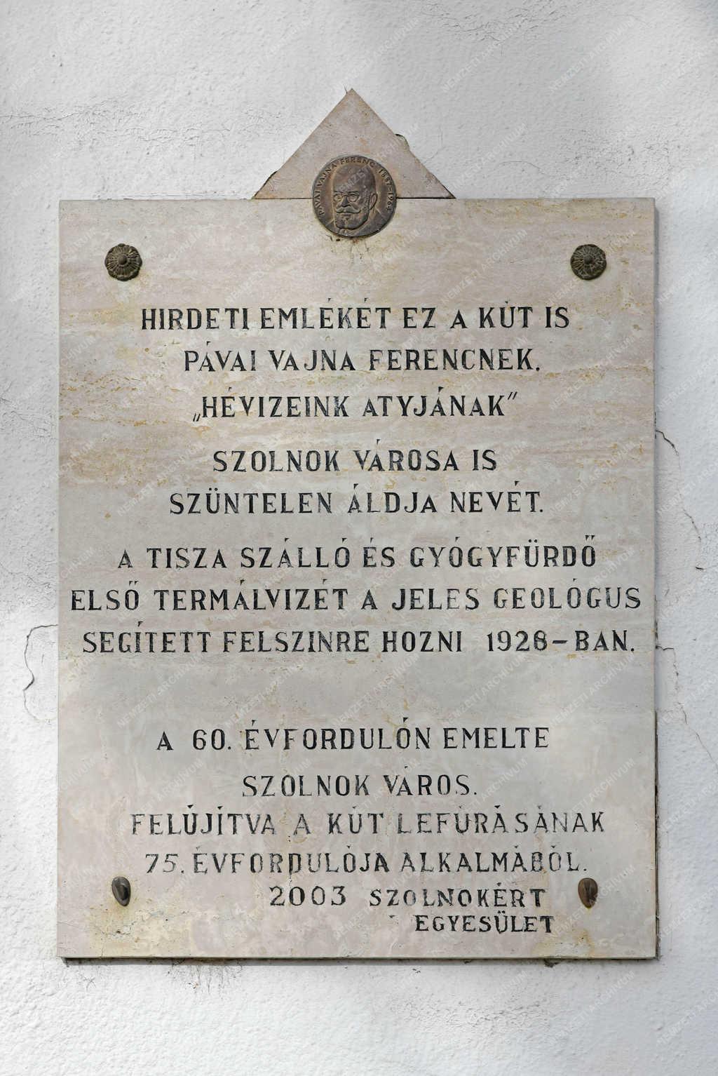 Emléktábla - Szolnok - Tisza Szálló gyógyforrás