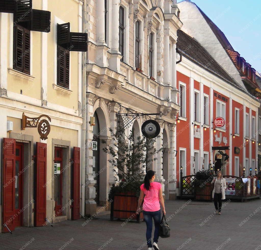 Városkép - Pécs - A Király utca részlete