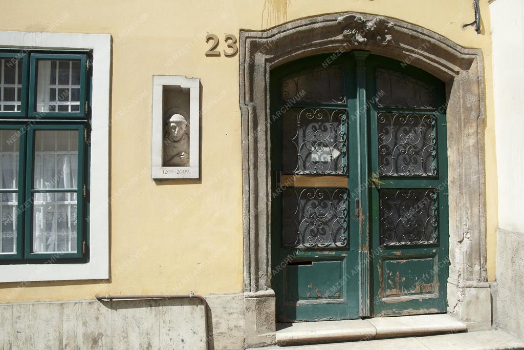 Egyház - Budapest - Assisi Ferenc fülkeszobra