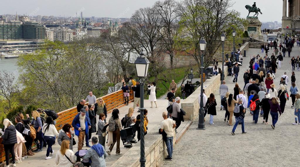 Városkép - Budapest - Turisták a Budai Várban