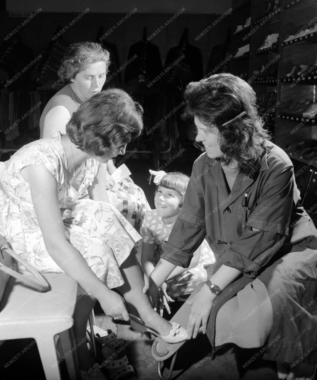 Kereskedelem - Földműves szövetkezet áruház Répcelakon