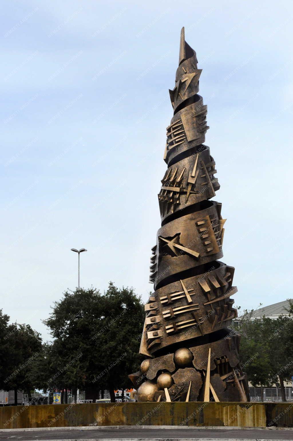 Táj, város - Róma- Arnaldo Pomodoro szobor 