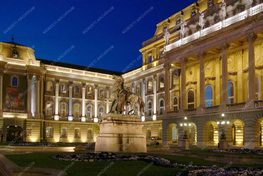 Budapest - Építészeti emlék - Köztéri szobor