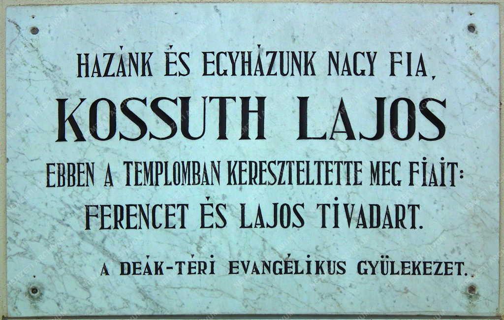 Emléktábla - Budapest - Emléktábla a Deák téri  templom falán