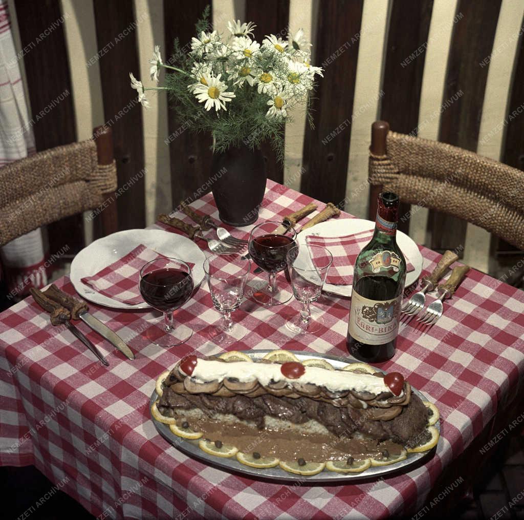 Vendéglátás - Terített éttermi asztal