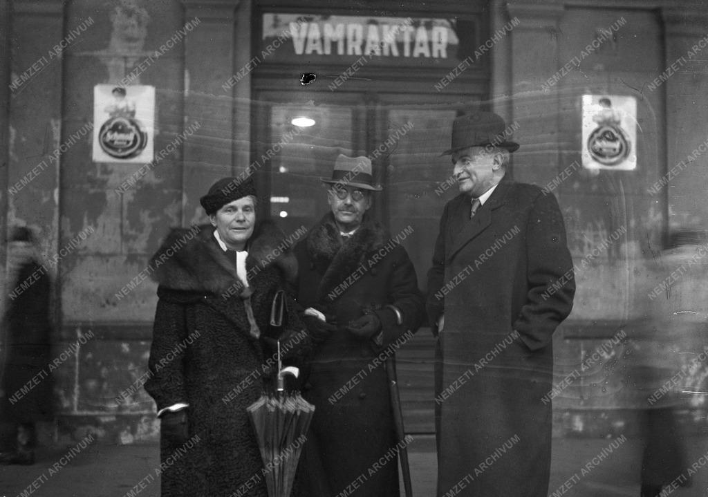 Kultúra - Thomas Mann német író, felesége Katia Mann, és Hatvany Lajos író a Keleti pályaudvaron
