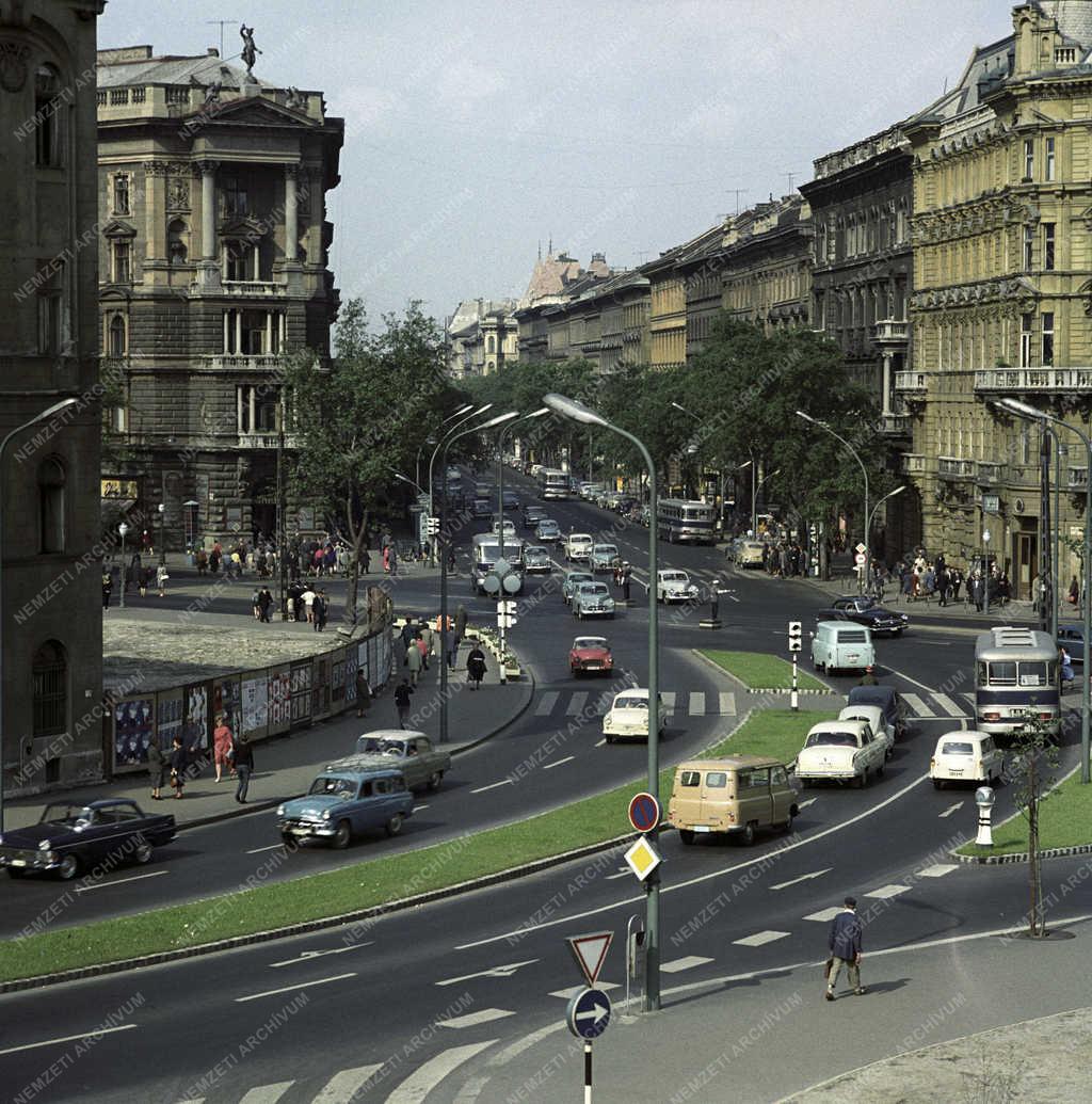 Városkép - Közlekedés - Csúcsforgalom Budapest belvárosában