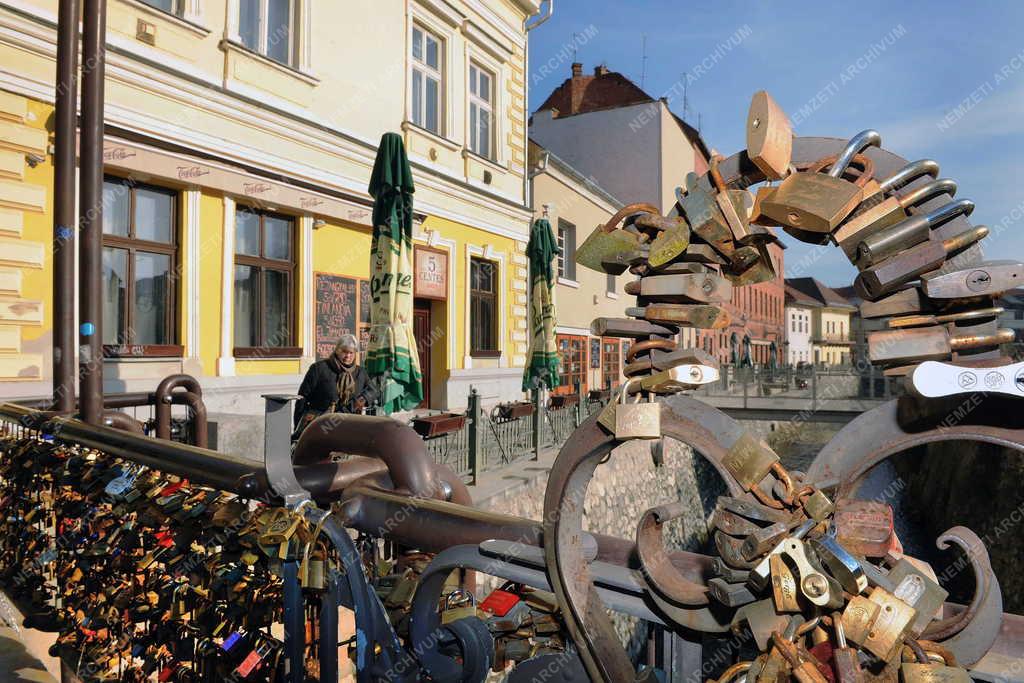 Érdekesség - Miskolc - Szerelemlakatok a Szinva patak hídján
