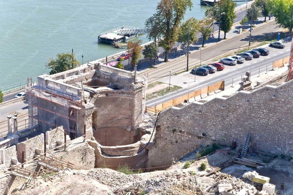 Műemlék - Budapest - Megkezdték a Várbazár felújítását
