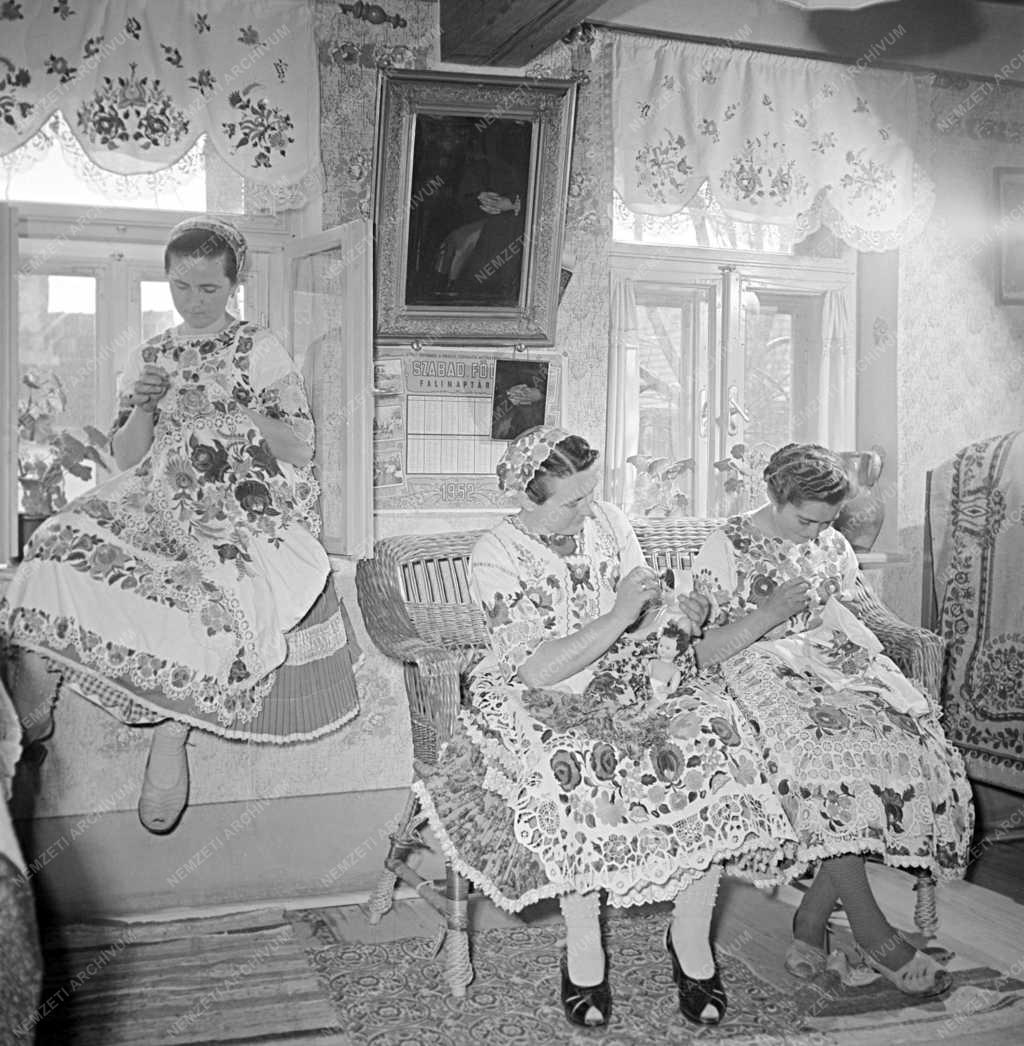 Folklór - Hagyományőrzés - Kalocsai népviselet