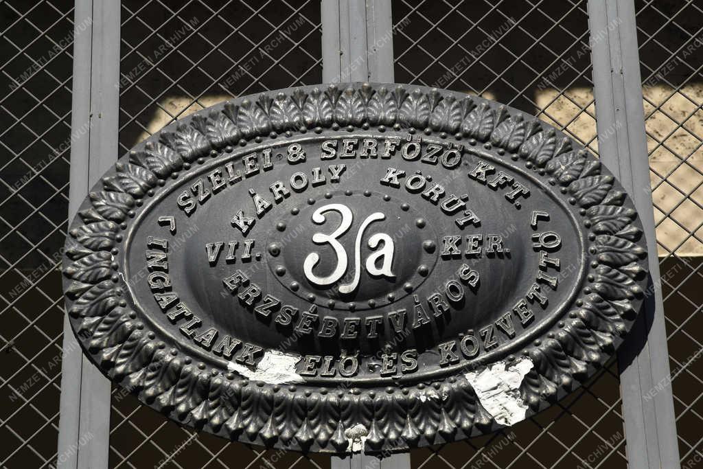 Városkép - Budapest - Régimódi cégtábla 