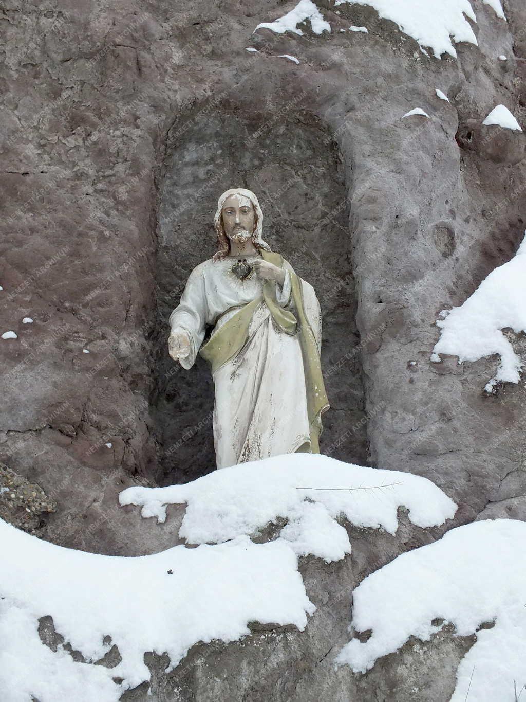 Műalkotás - Jézus szobor a Sziklaszentély felett