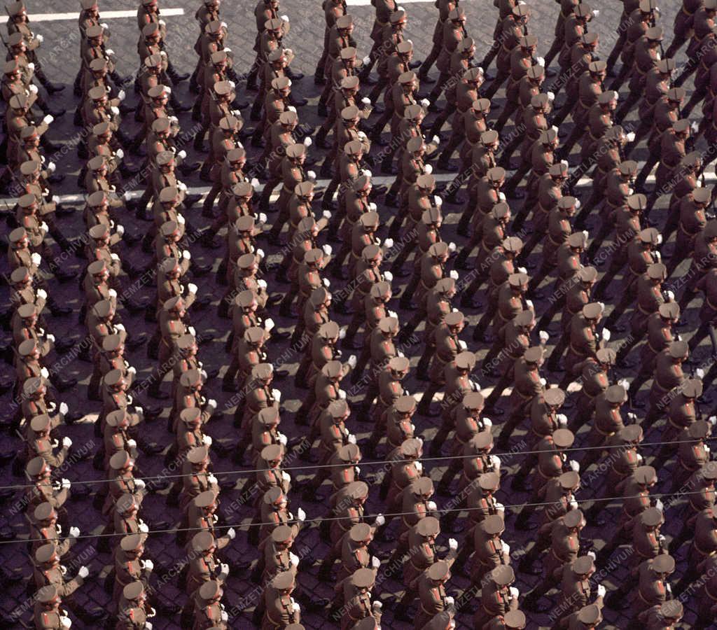 Ünnep - Április 4. - A fegyveres erők díszszemléje