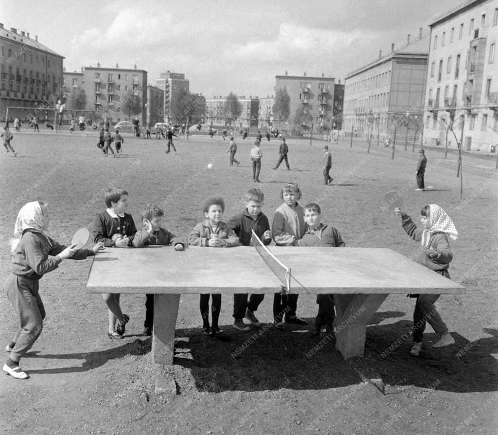Szabadidő - Szórakozás - Pingpong asztal a játszótéren