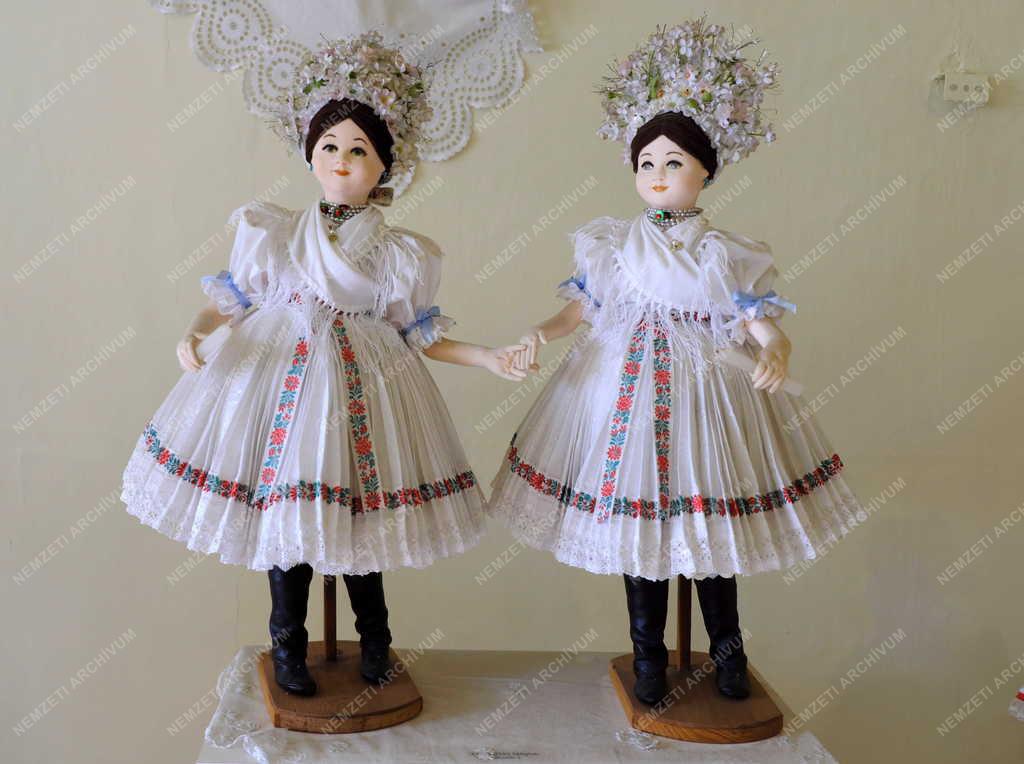 Népművészet - Mátrafüred - Palóc baba kiállítás