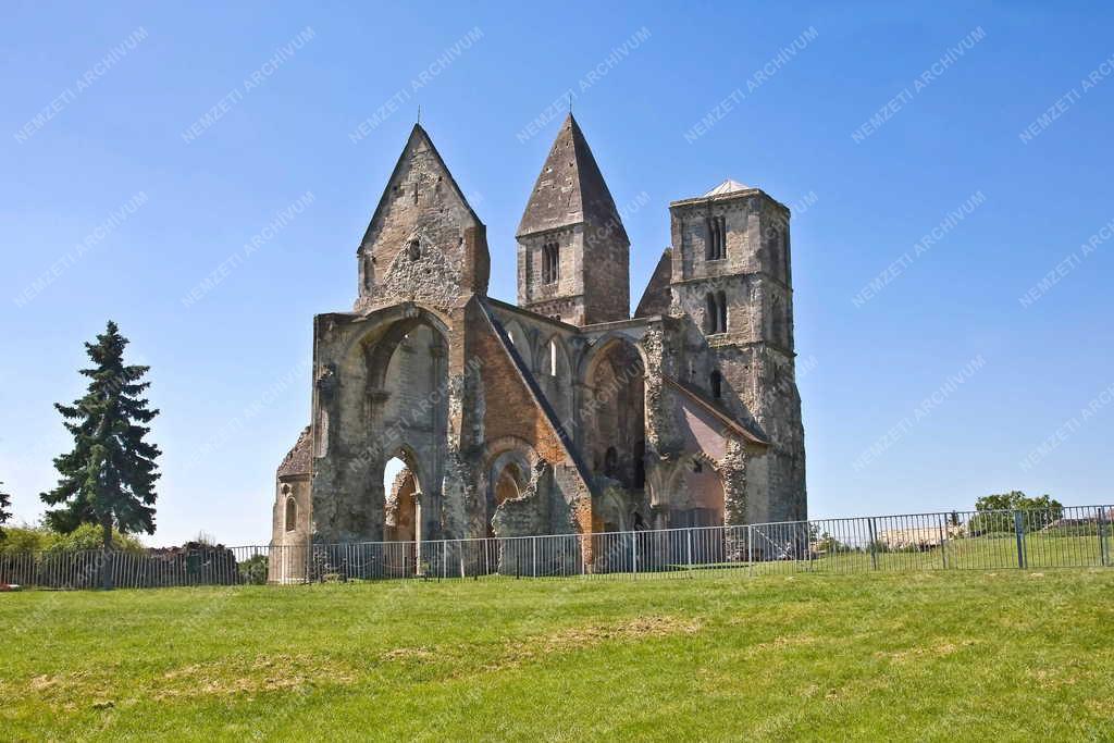 Egyházi épület - Zsámbék - Műemlék romtemplom