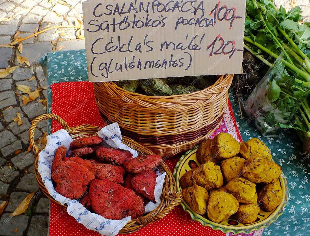 Piac - Nagymaros - Ízesített pogácsák az őstermelői piacon