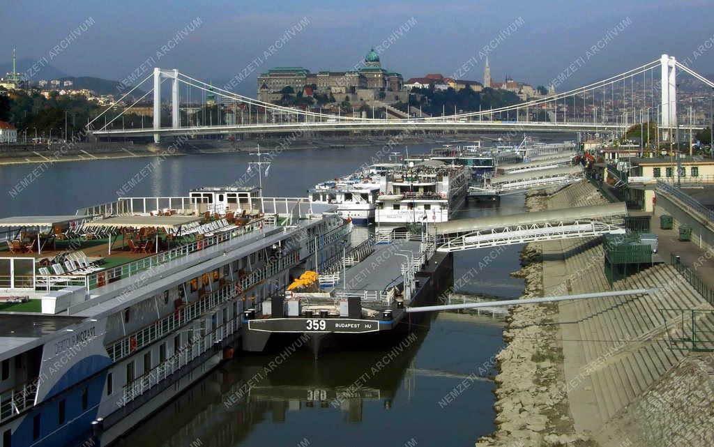 Városkép - Budapest - Hotelhajók a Dunán