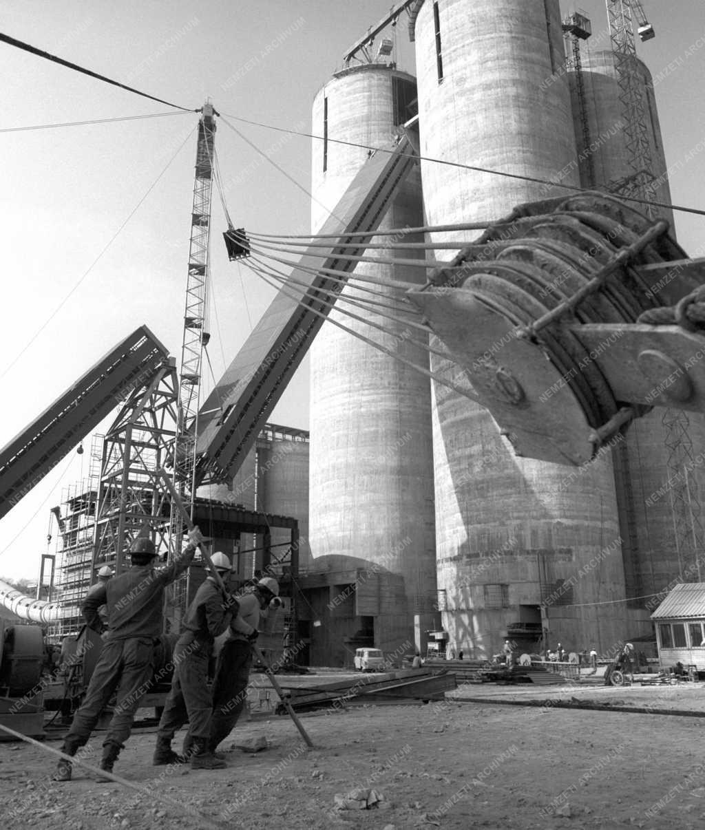 Építőipar - Szállítóhíd beemelés a bélapatfalvai cementgyárban