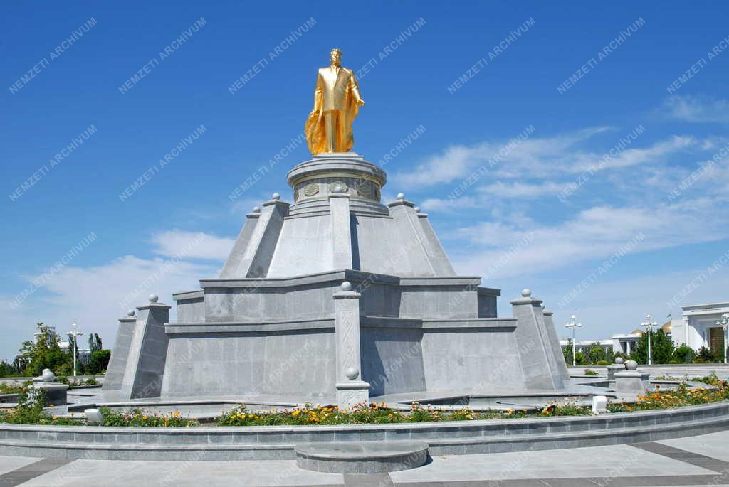 Türkmenisztán - Asgabat - Türkmenbasi szobra