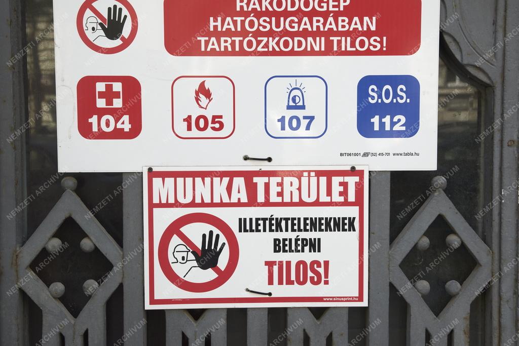 Munkavédelem - Figyelmezető tábla egy felújítás alatt lévő épületnél