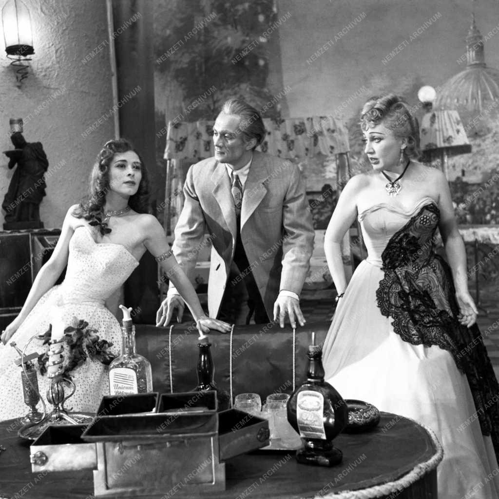 Kártyavár - bemutató a Pécsi Nemzeti Színházban