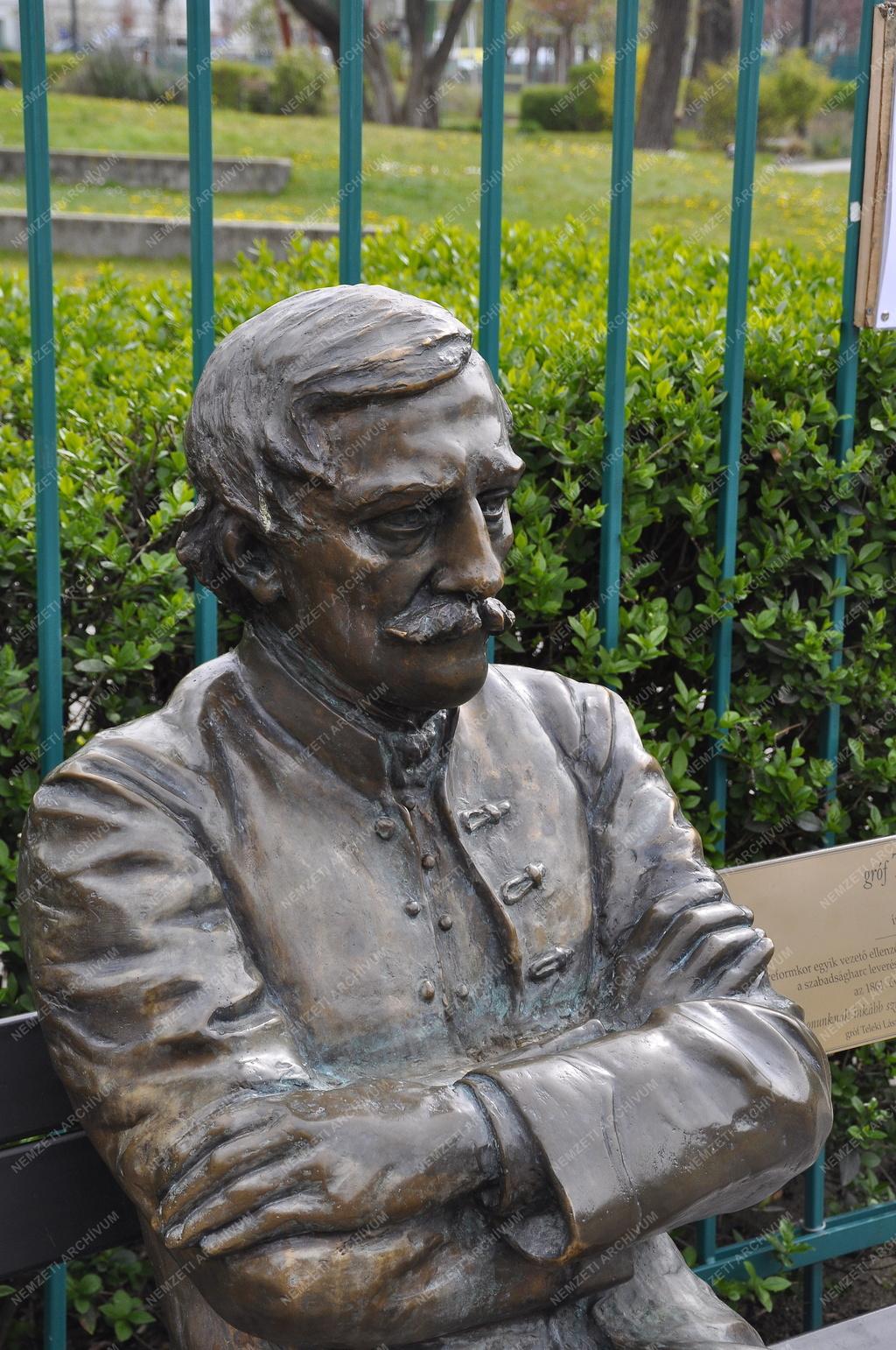 Városkép - Budapest - Teleki László szobra a Teleki téren