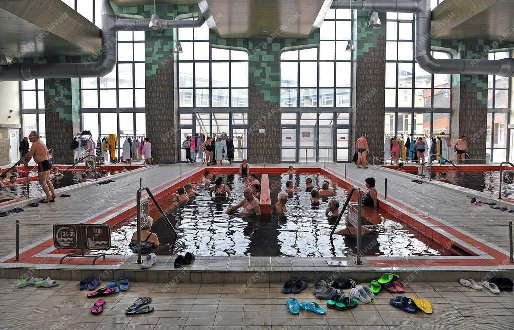 Idegenforgalom - Hajdúszoboszló - Téli fürdőzés 