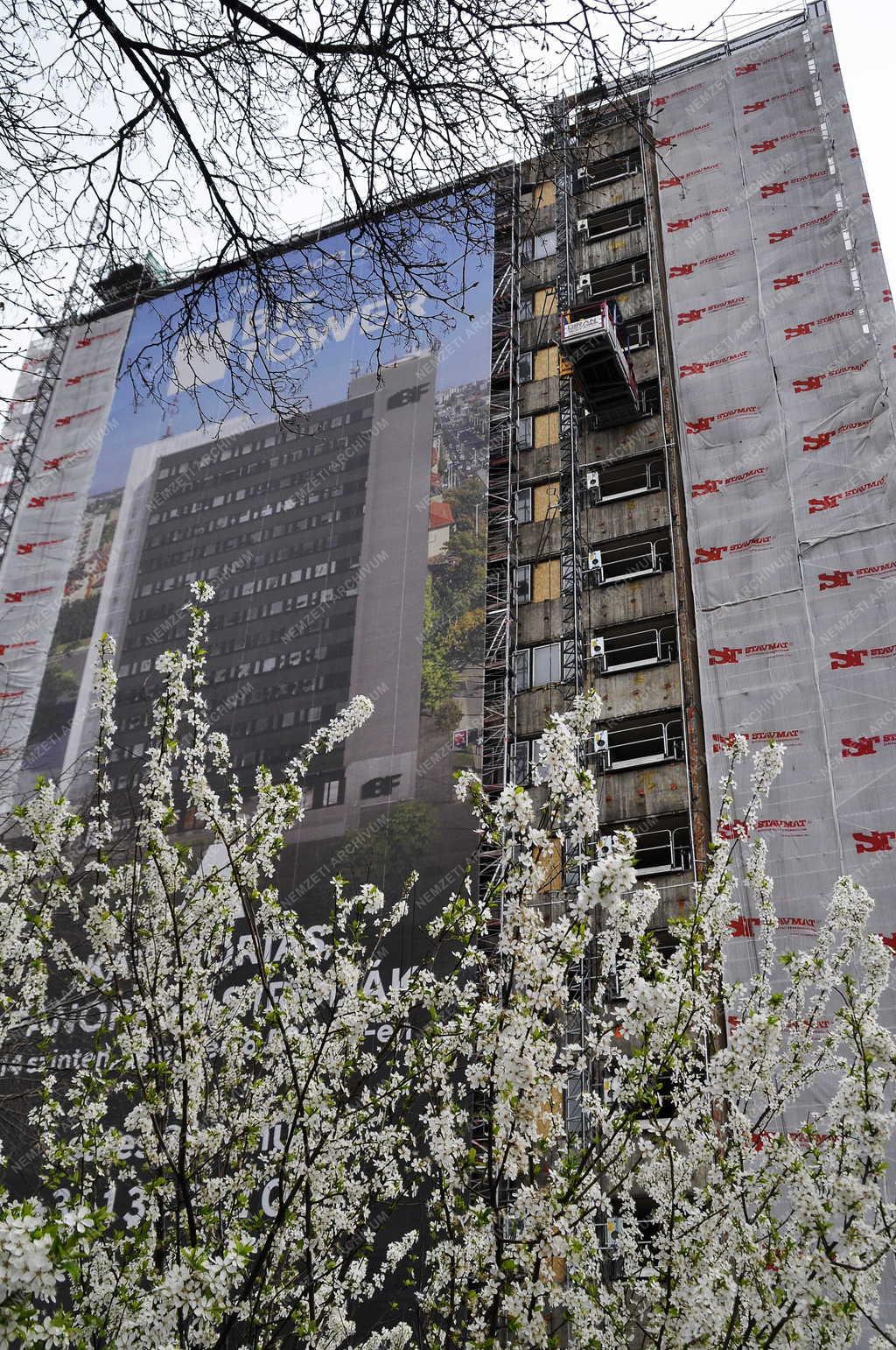 Városkép - Budapest - Postás munkásszállóból irodaház