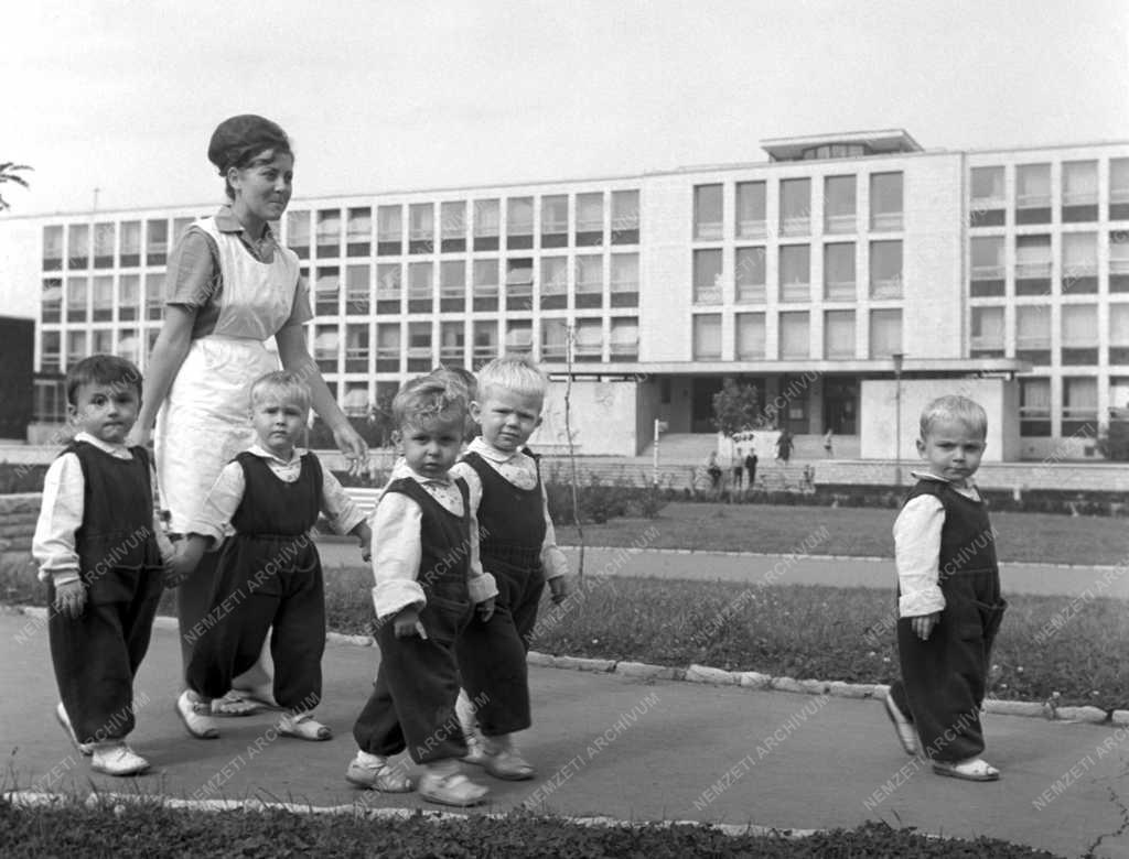 Oktatás - Óvodások a dunaújvárosi általános iskola előtt